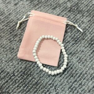 White Beaded Wood Round Stretch Braceletโจ